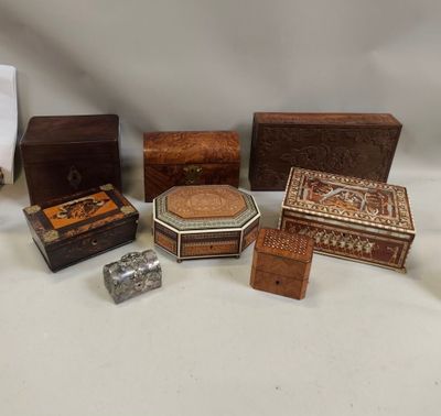 beaucoup de petites boîtes en bois sur la table