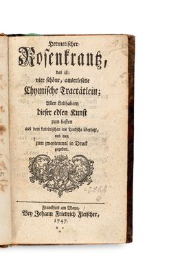 un vieux livre avec un titre en noir et blanc