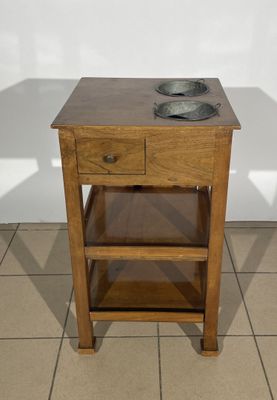 une petite table en bois sur laquelle est posé un bol