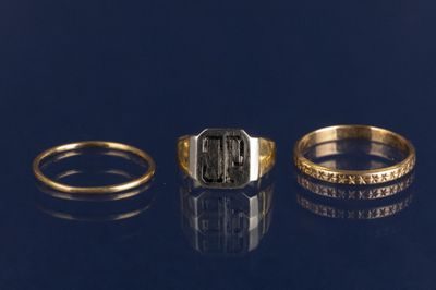 trois bagues en or et en argent, ornées de diamants, sur un fond bleu