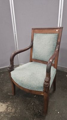 une chaise qui se trouve dans le coin d'une pièce