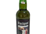 une bouteille de whisky irlandais Blackwood sur fond blanc