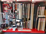 il y a beaucoup de types de moquettes différents dans le magasin