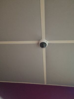 une photo d'un plafond sur lequel est fixée une caméra