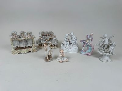 de nombreuses figurines posées sur une table