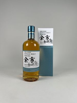 une image d'une bouteille de whisky japonais à côté d'une boîte