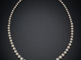 un collier de perles et de diamants