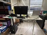 un bureau sur lequel se trouvent un écran d'ordinateur et un ordinateur portable