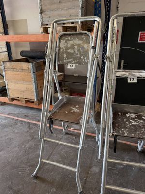 deux échelles posées dans une pièce