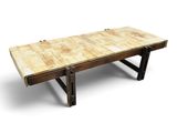 image d'une table en bois avec des pieds en métal sur fond blanc