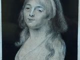 une vieille photo en noir et blanc d'une femme aux cheveux longs