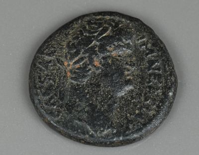 une vieille pièce de monnaie sur laquelle figure l'image d'un homme