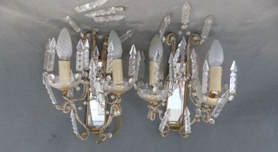 deux appliques suspendues au plafond d'une pièce