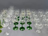 beaucoup de verres à vin posés sur la table