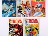 Les quatre couvertures des bandes dessinées Nova sont alignées sur une surface blanche