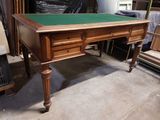 une table de billard recouverte d'un drap vert