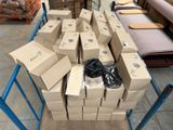 beaucoup de boîtes empilées sur un carton