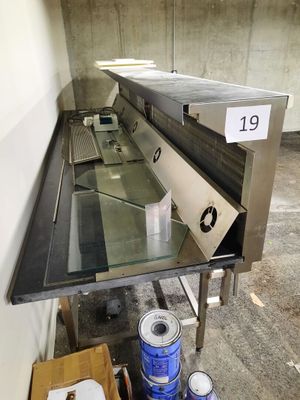 une image d'une bande transporteuse dans un entrepôt
