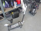 un scooter posé par terre à côté d'un vélo