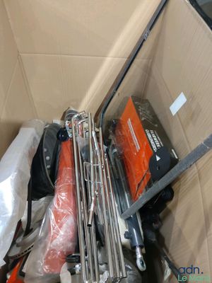 une boîte remplie d'outils qui s'y trouvent