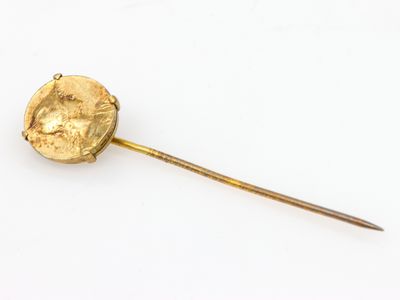 Epingle de cravate en or ornée d'une médaille en métal doré …