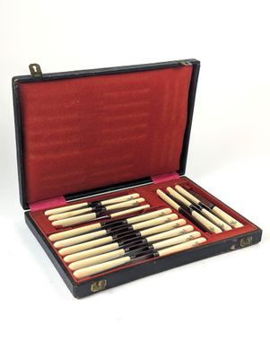 un étui contenant un ensemble de stylos