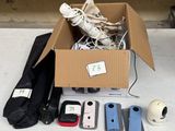 une boîte de téléphones portables posée sur une table, à côté d'autres objets