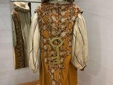 un mannequin dans un coin d'une pièce, avec des vêtements exposés