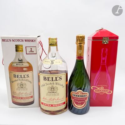 trois bouteilles d'alcool et une boîte de vin posées sur une surface blanche