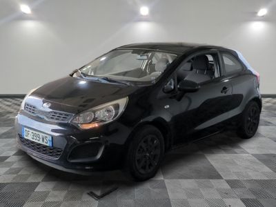 la photo d'une voiture noire garée dans un garage