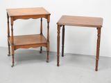 paire de tables d'appoint anciennes en bois aux pieds tournés