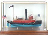 une maquette de remorqueur dans une vitrine