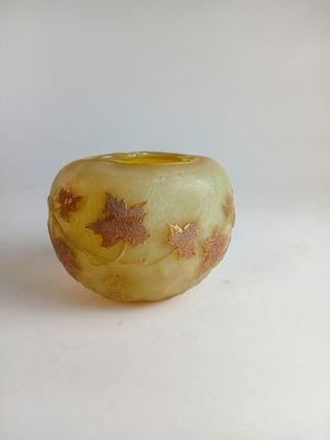 un petit bol en verre orné d'un motif en feuille d'or