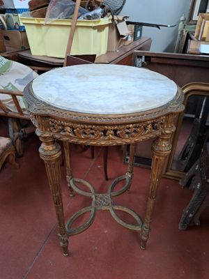 une table avec un plateau en marbre dans une pièce