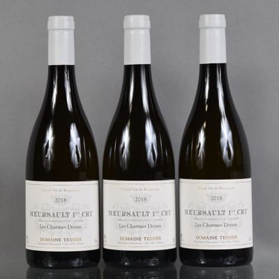 trois bouteilles de vin sont alignées sur une table
