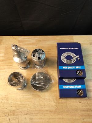 tout un tas d'objets posés sur une table