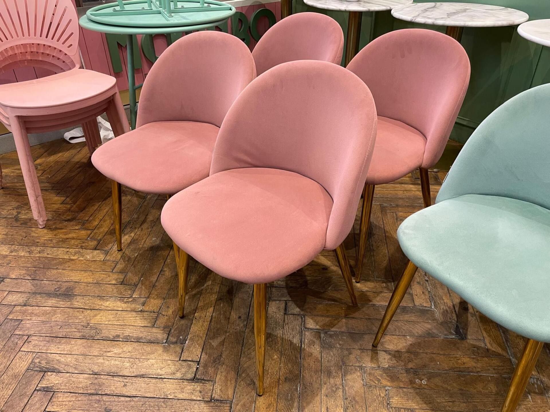 Lot de 4 chaises roses pieds dorés en daim de marque SKLUM -…