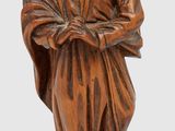 statue en bois représentant une femme tenant un livre