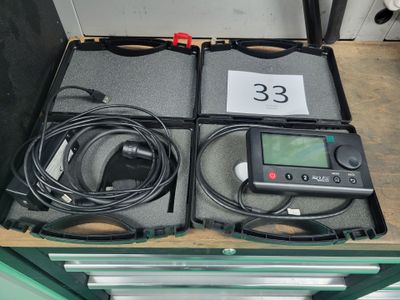 une boîte contenant quelques fils et une télécommande