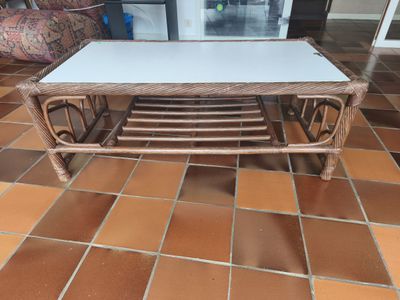 Une table basse en rotin - 110/57 H.