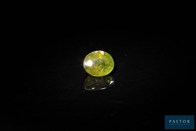 un losange jaune et vert sur un fond noir