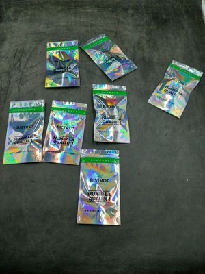 plusieurs paquets de cartes à collectionner Pokémon posés sur une surface noire