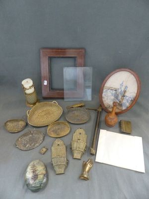 un grand nombre d'objets posés sur une table