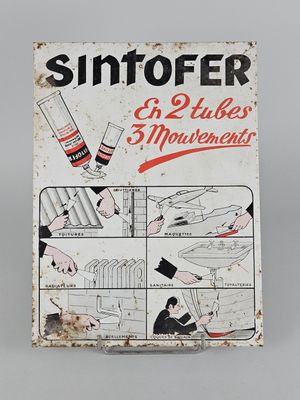 une vieille enseigne en tôle faisant la promotion des cigarettes Sinfofer et d'autres marques