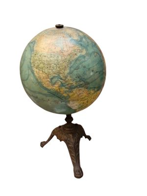 un globe terrestre posé sur un socle, sur fond blanc