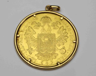 gros plan d'une pièce d'or portant des armoiries