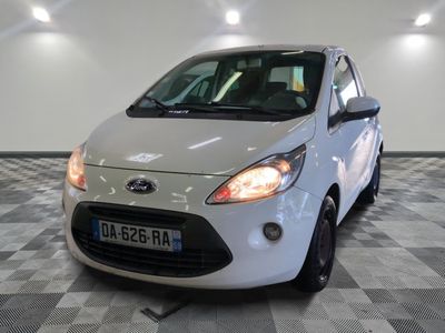 la photo d'une petite voiture blanche garée dans un garage