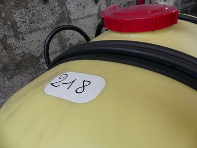 une valise jaune avec un couvercle rouge et un numéro dessus