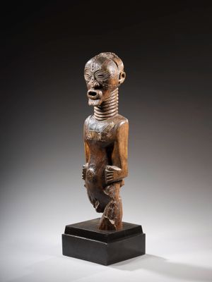 une image représentant une statue en bois d'une femme