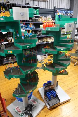 un vaste choix d'outils variés dans un magasin